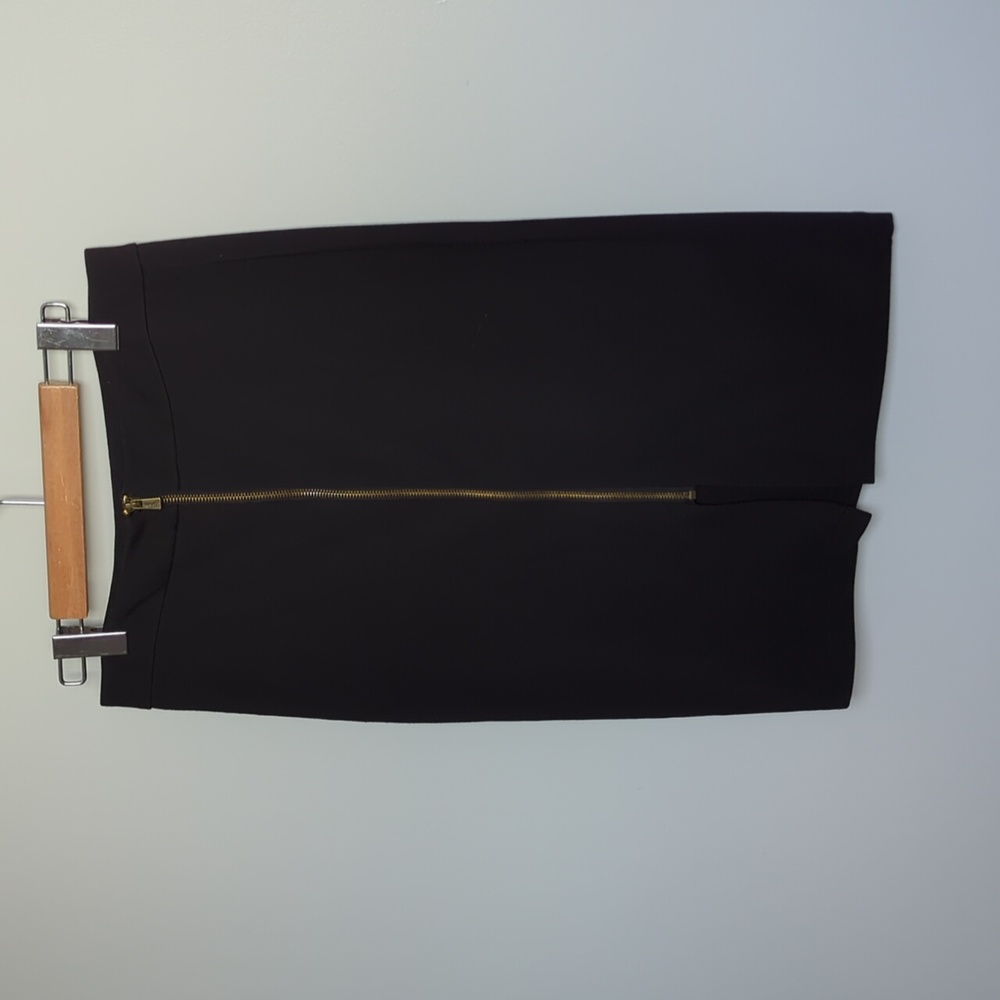 Classic skirt with zipper at front